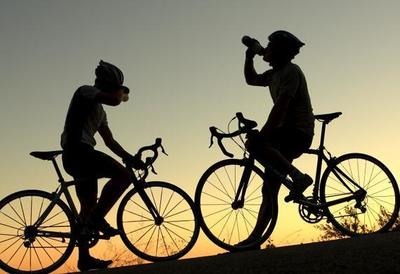 自行車運動指南:頭盔必須佩帶 熱身最為關(guān)鍵_戶外頻道_新浪競技風暴_新浪網(wǎng)